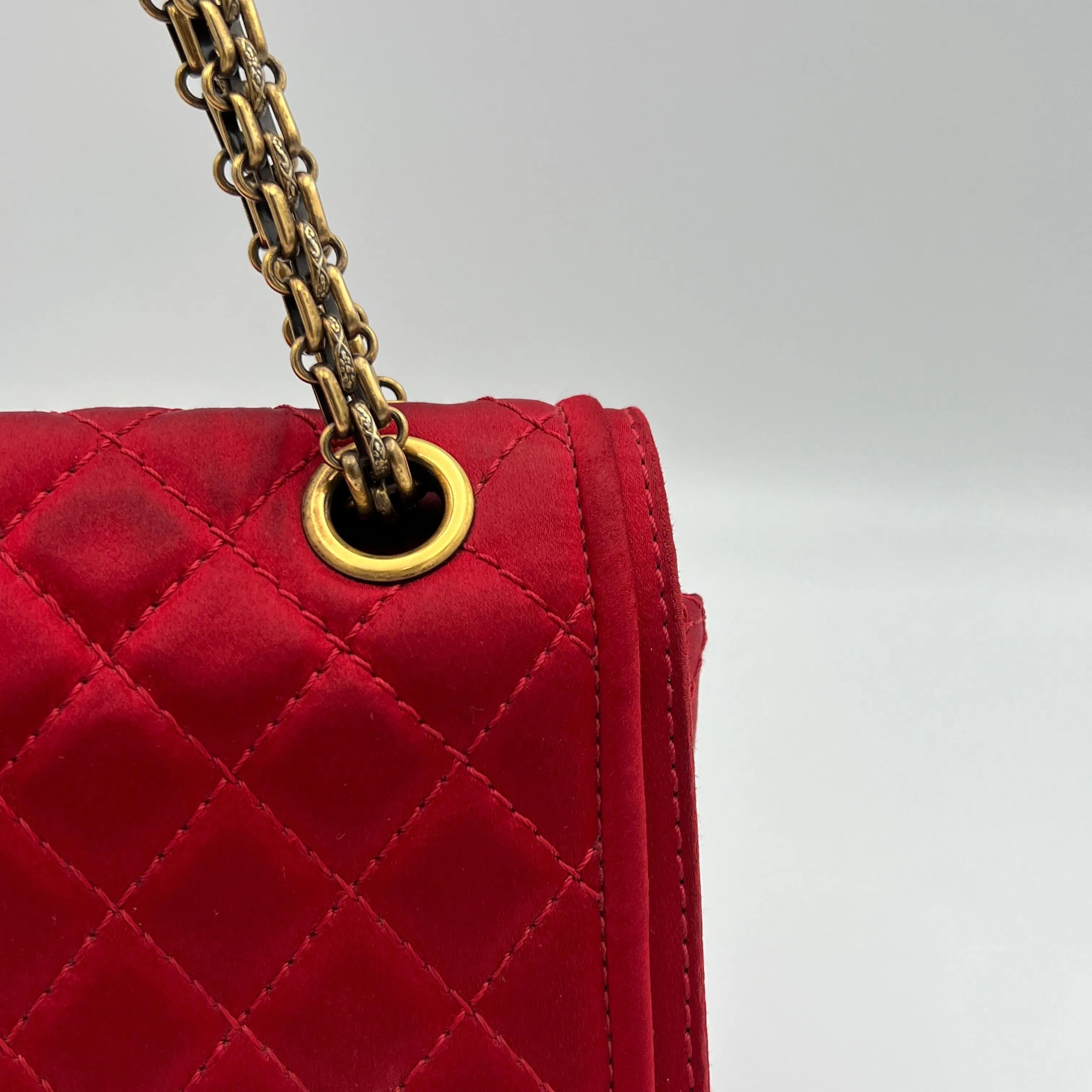 2.55 Reissue 225 Red Shoulder Bag in Satin, Gold hardware