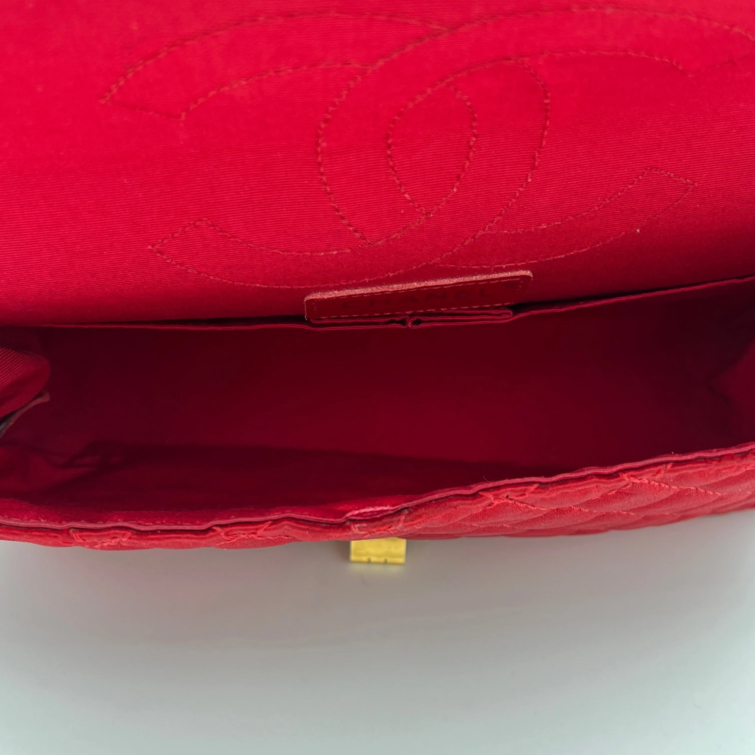 2.55 Reissue 225 Red Shoulder Bag in Satin, Gold hardware