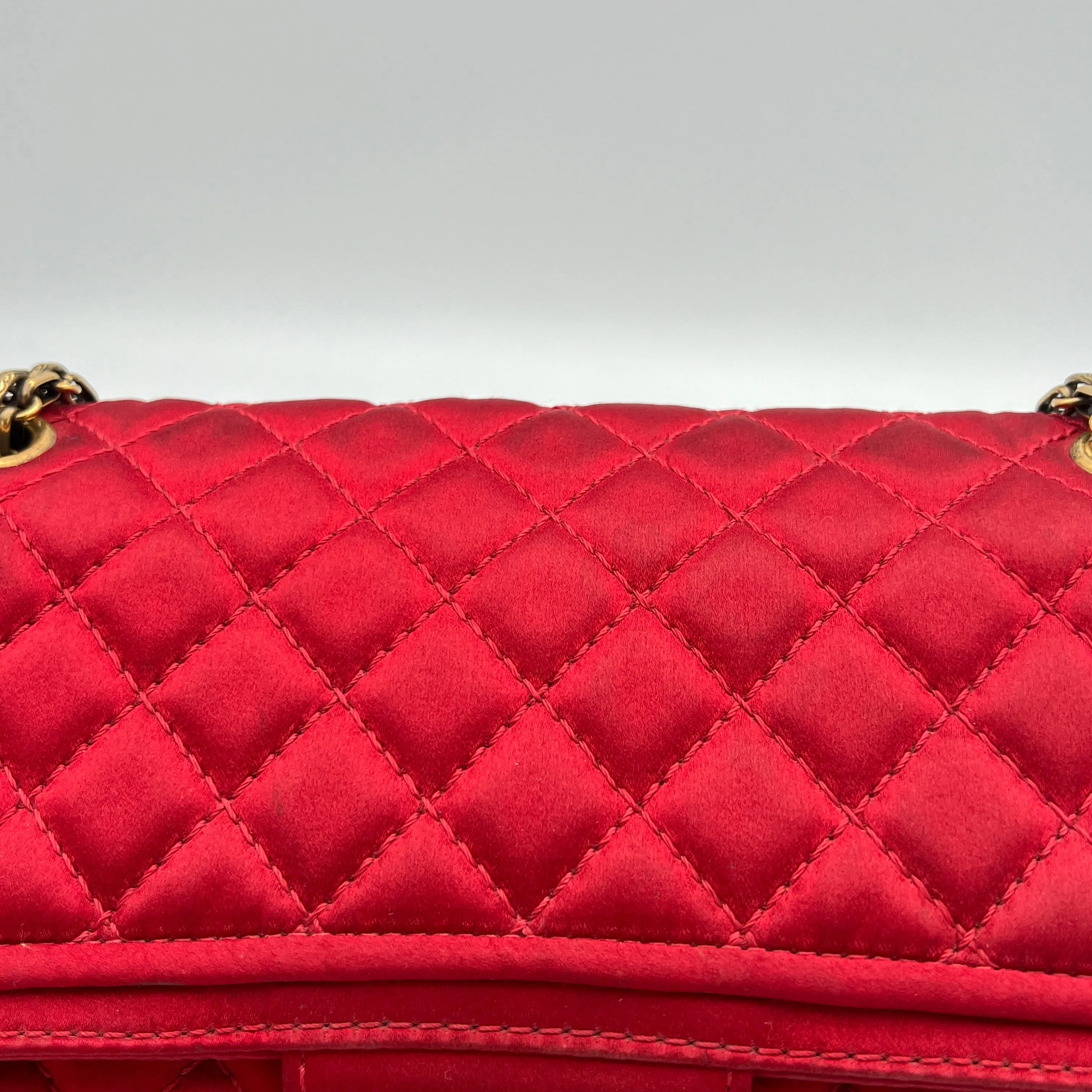 2.55 Reissue 225 Red Shoulder Bag in Satin, Gold hardware