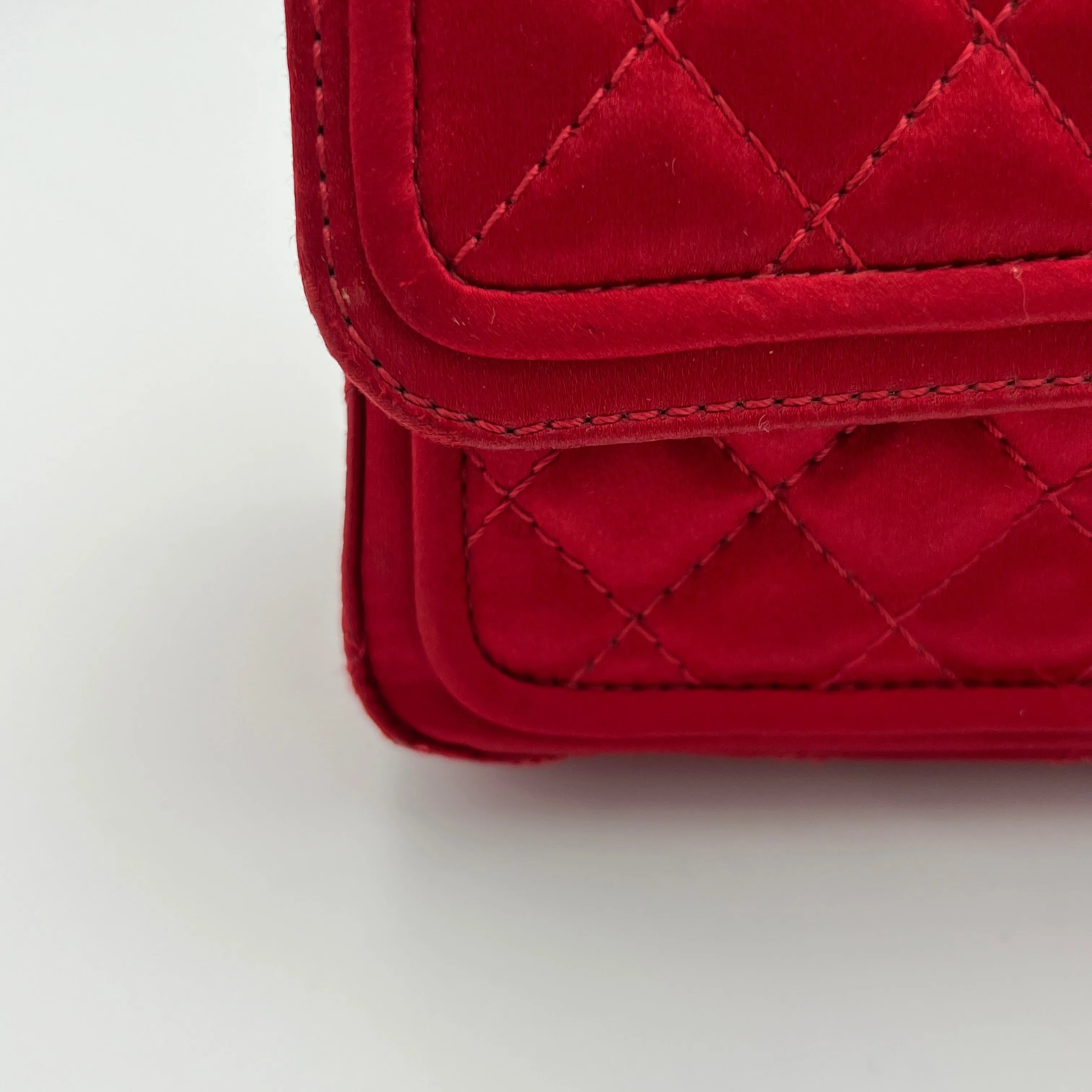 2.55 Reissue 225 Red Shoulder Bag in Satin, Gold hardware