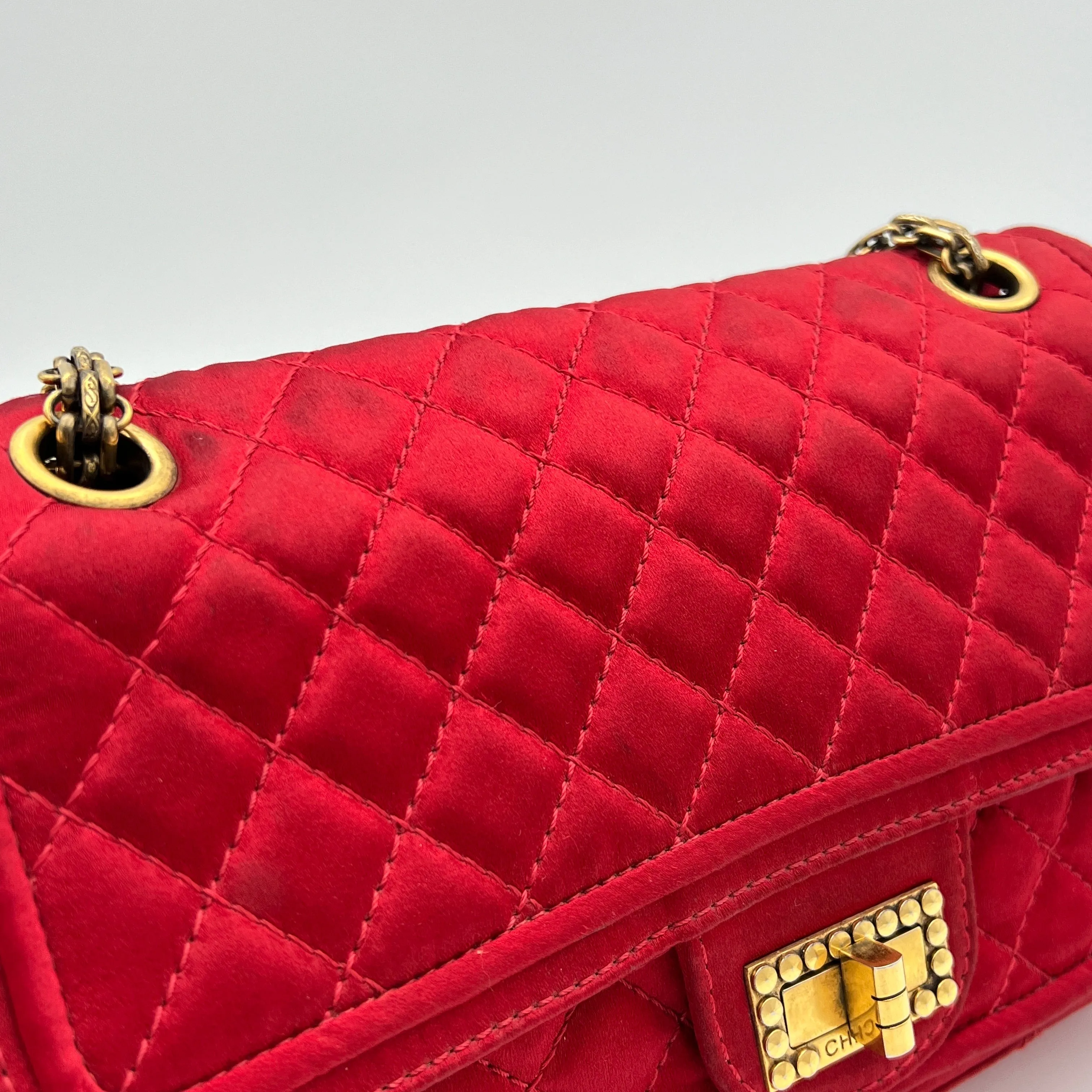 2.55 Reissue 225 Red Shoulder Bag in Satin, Gold hardware