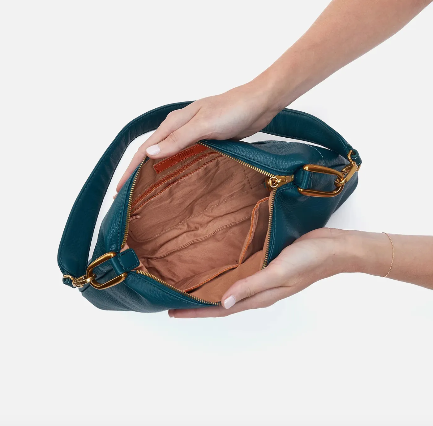 Advance Shoulder Bag | Pebbled Leather
