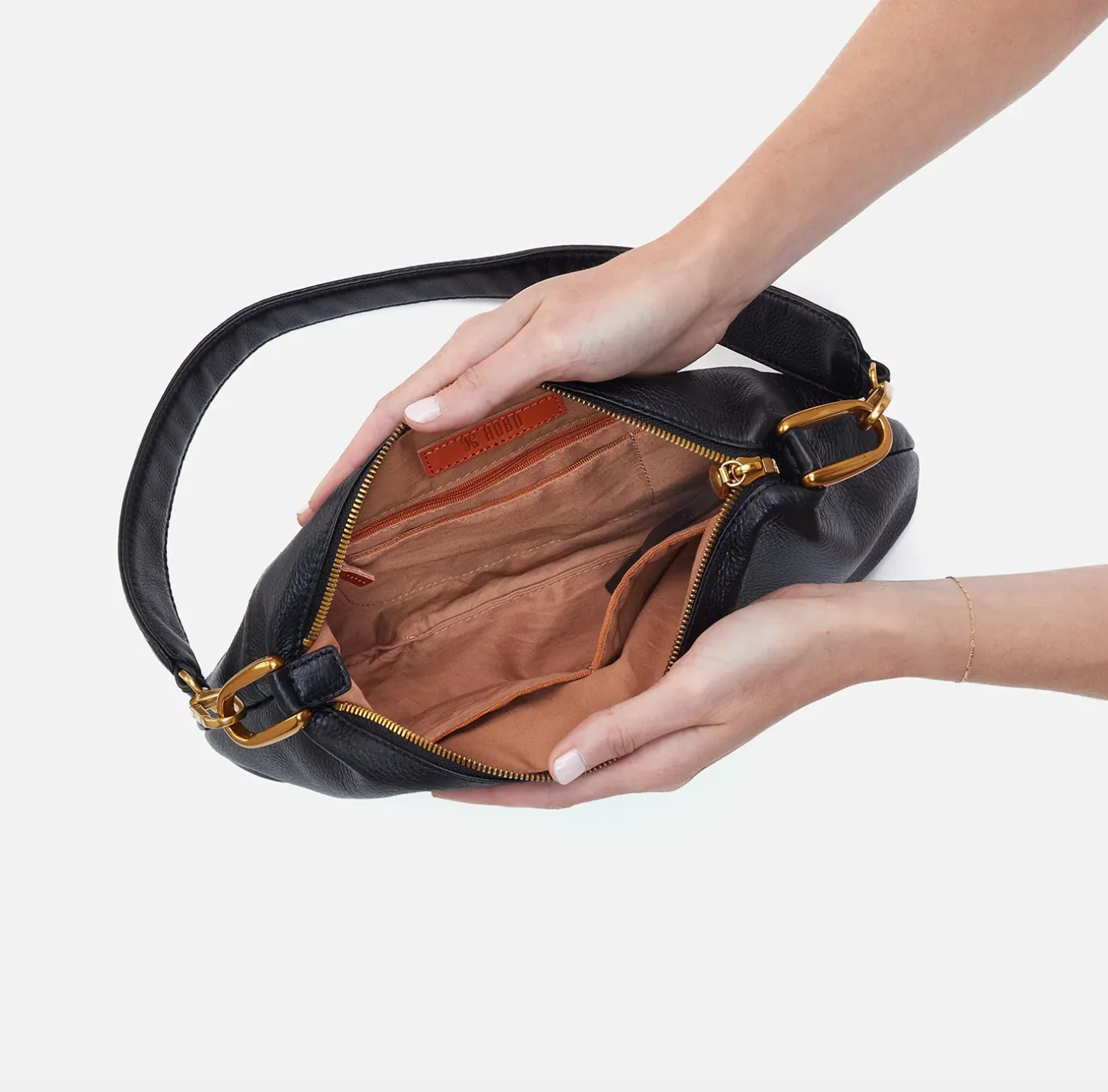 Advance Shoulder Bag | Pebbled Leather