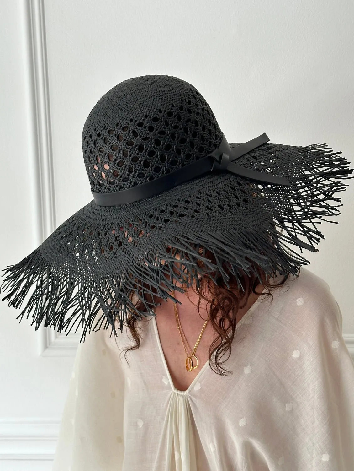 CATARZI - Plensa fringed hat in Black