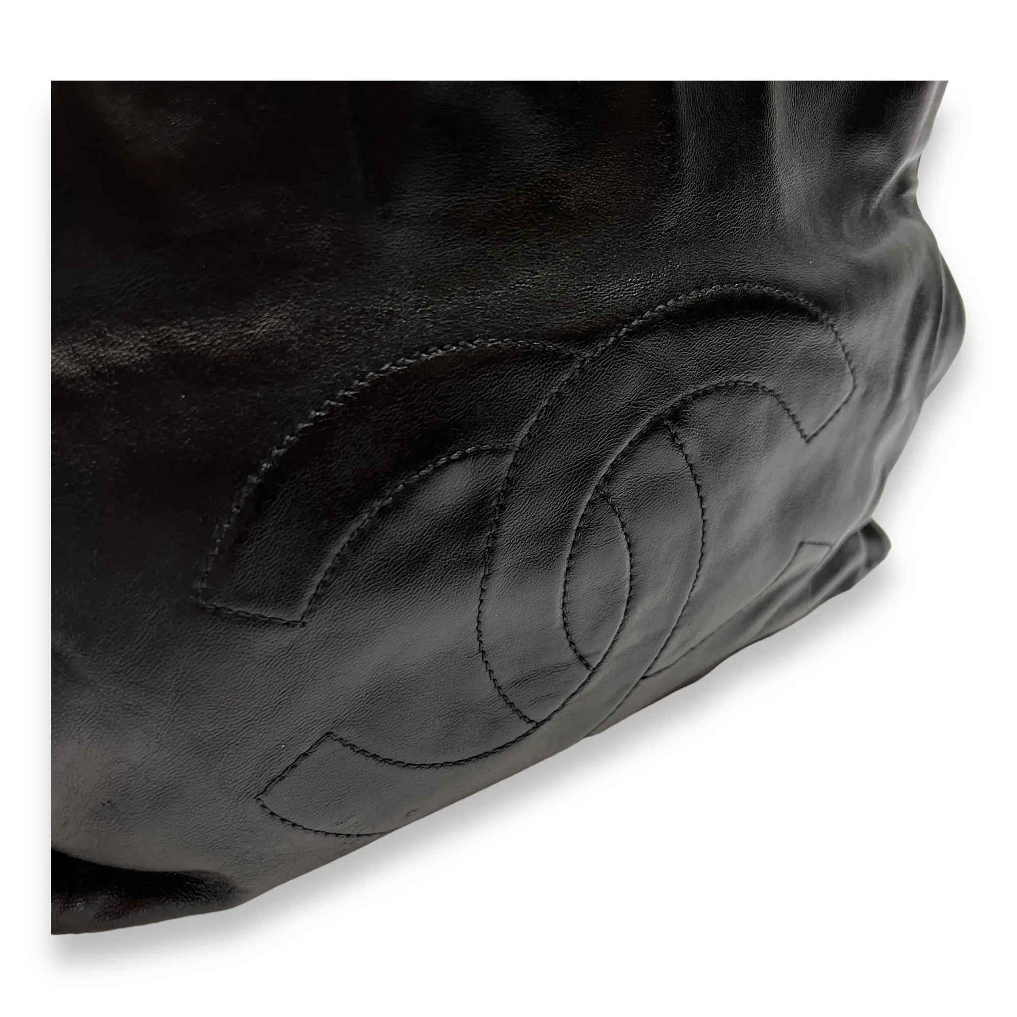 CC  Black Shoulder Bag in Calfskin, Gold hardware