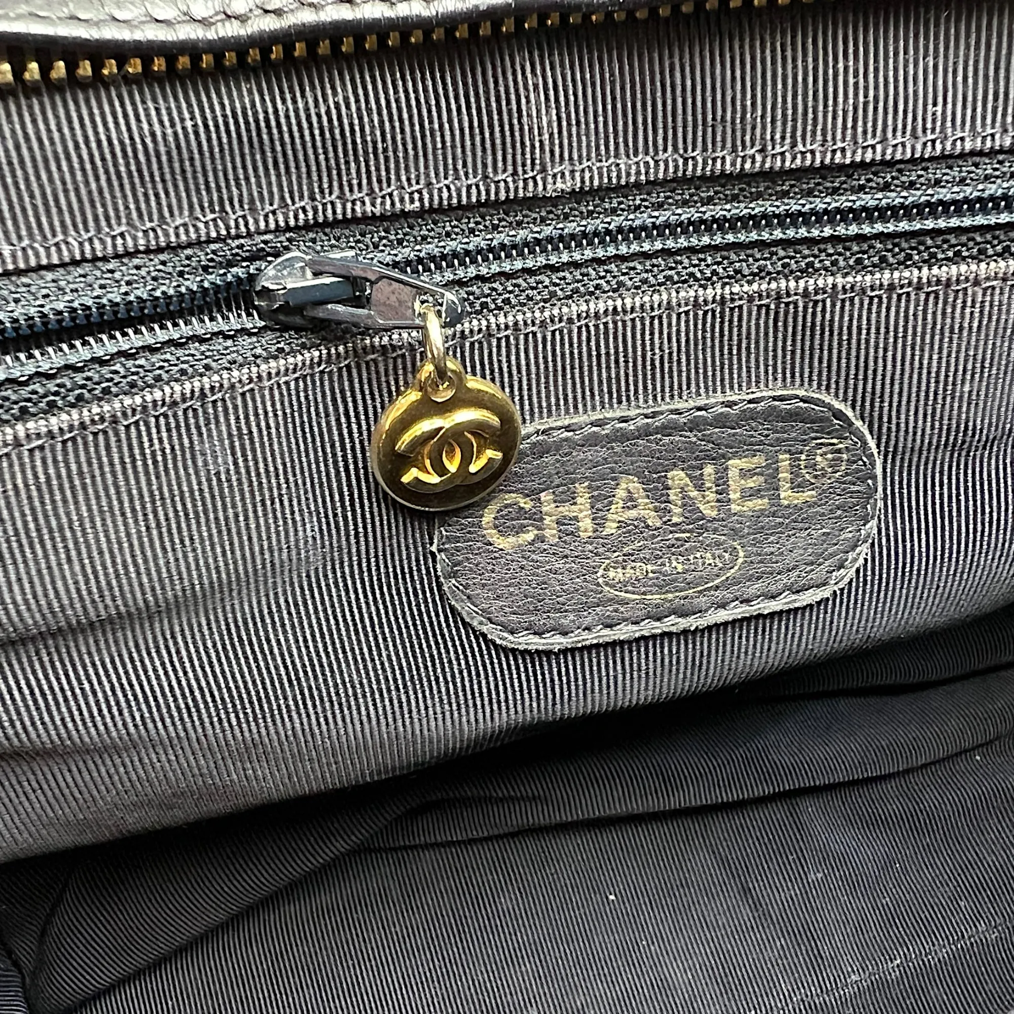 CC  Black Shoulder Bag in Calfskin, Gold hardware
