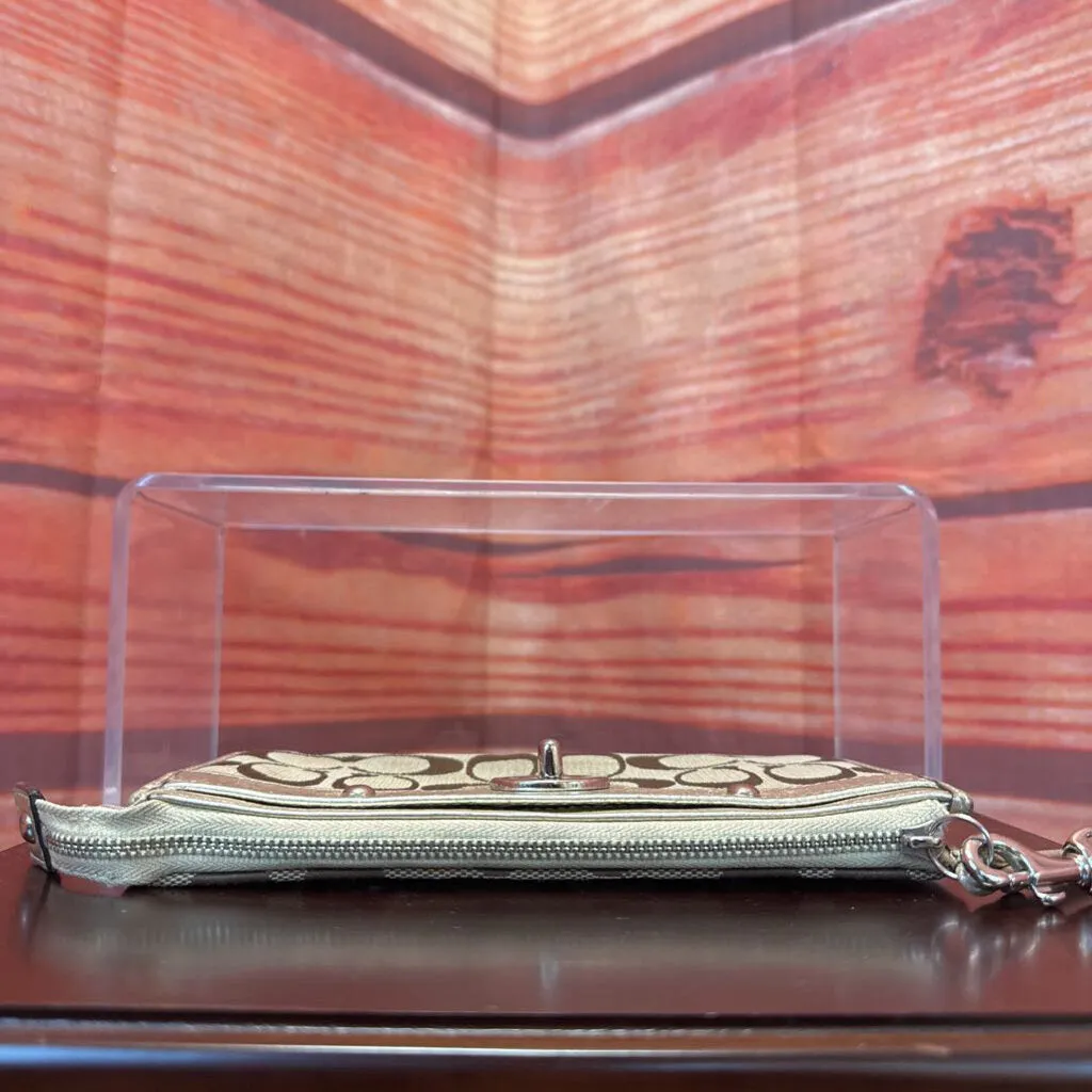 COACH CANVAS SIGNATURE WRISTLET TCC