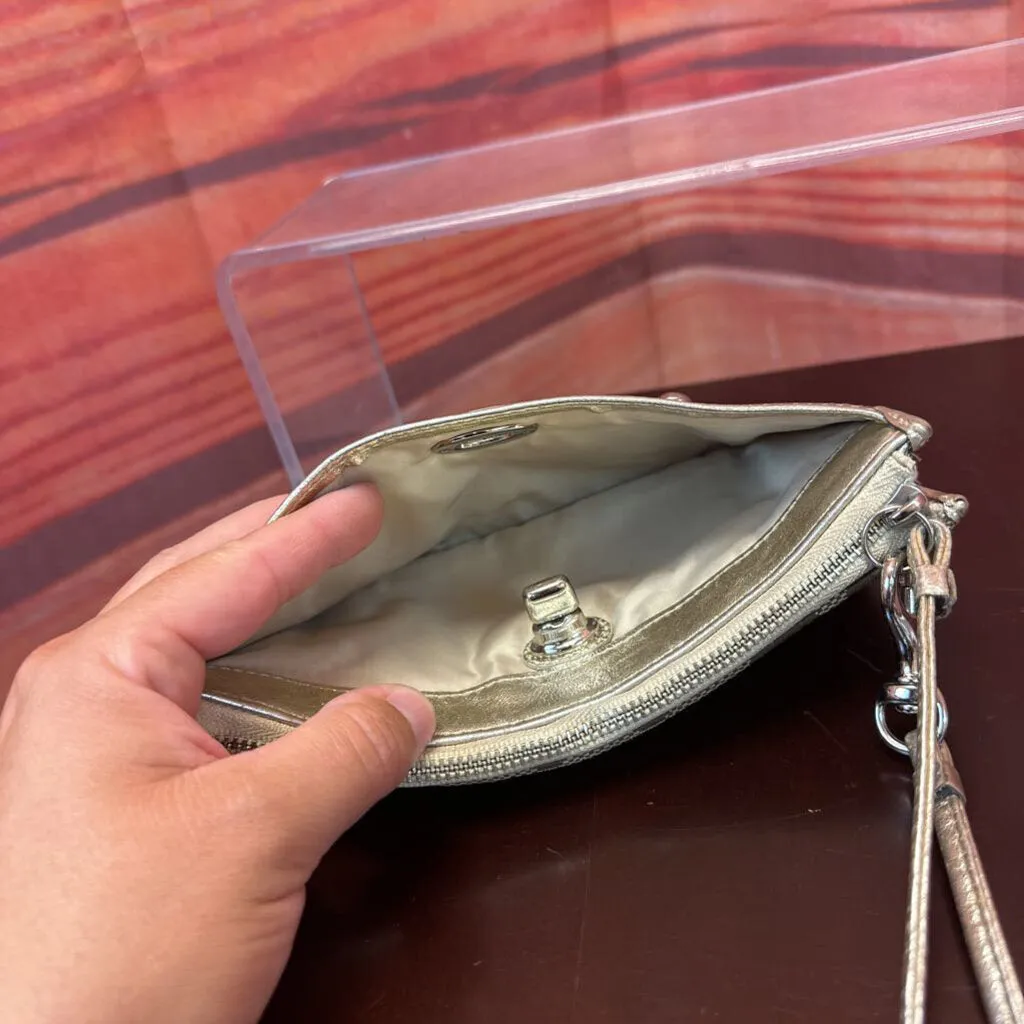 COACH CANVAS SIGNATURE WRISTLET TCC