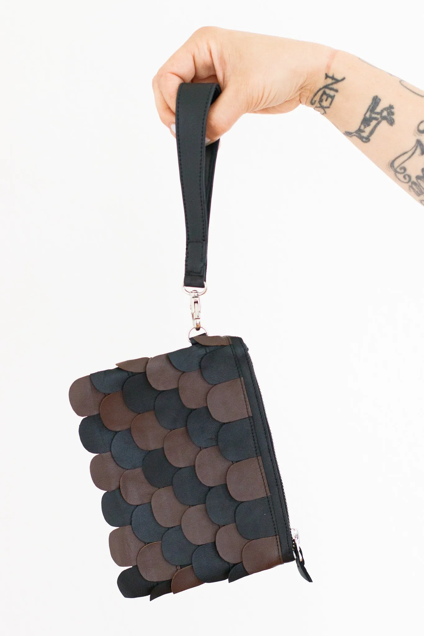 Two-tone Scallop Leather Wristlet, Chocolate