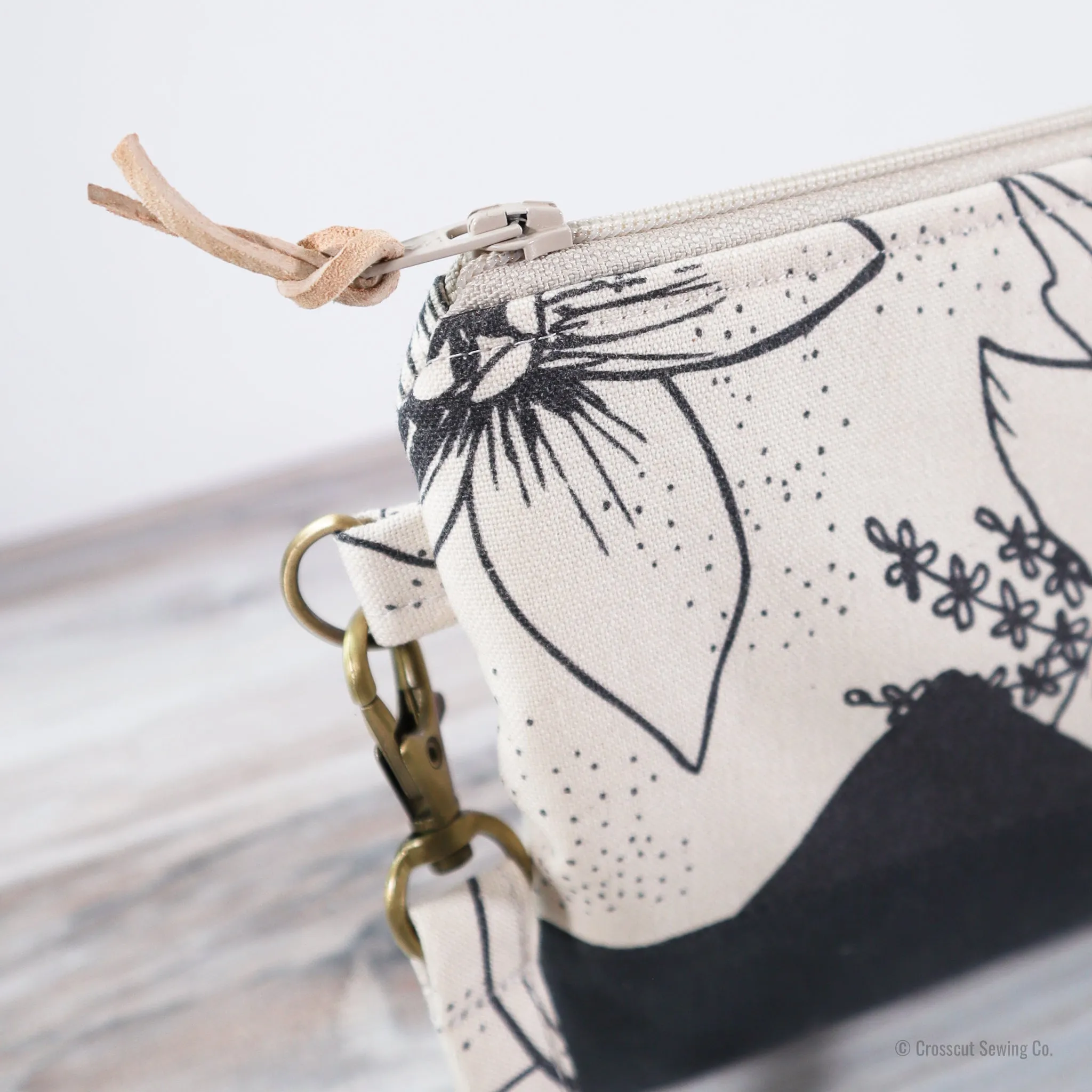 Wristlet Sewing Kit - Diamond Floral