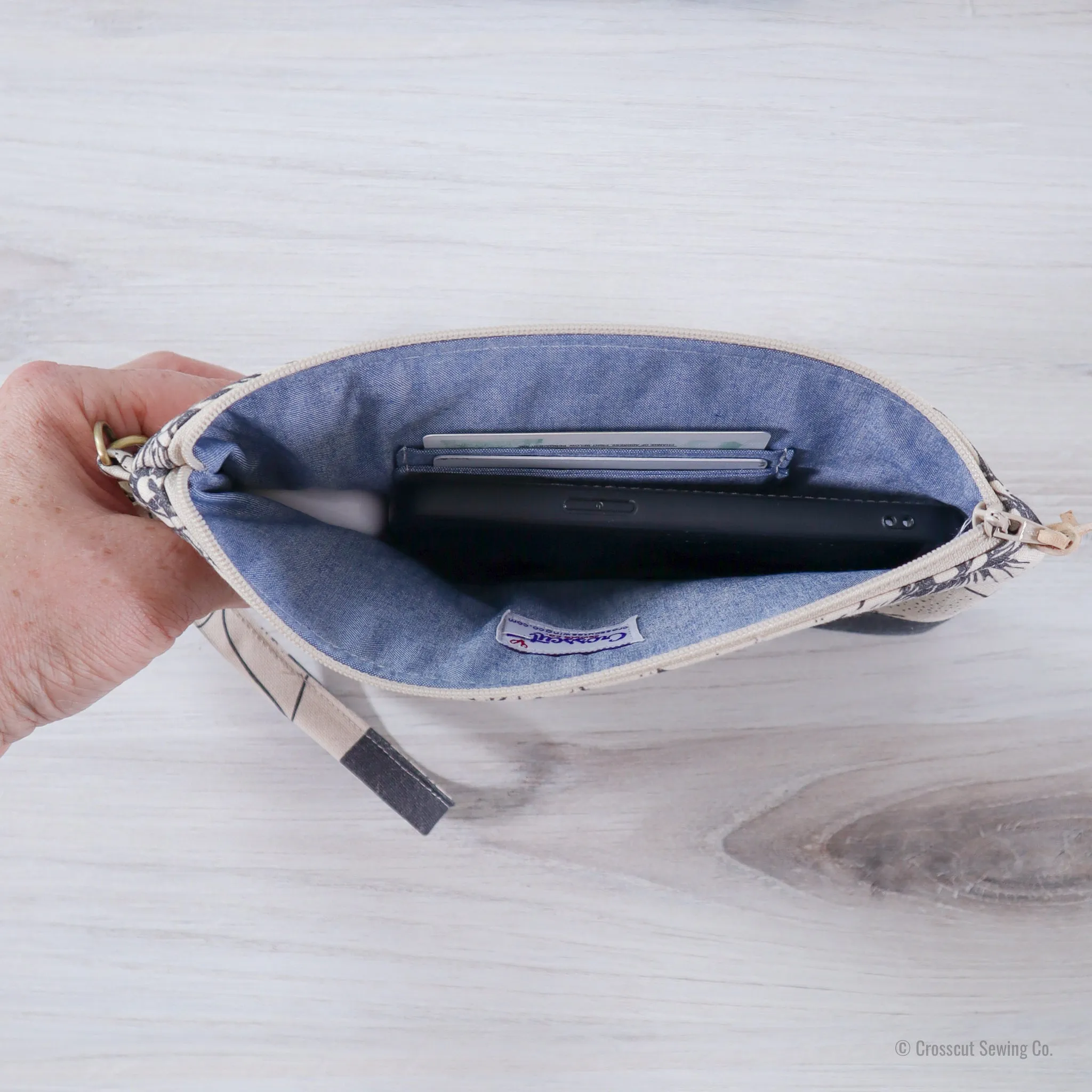 Wristlet Sewing Kit - Diamond Floral